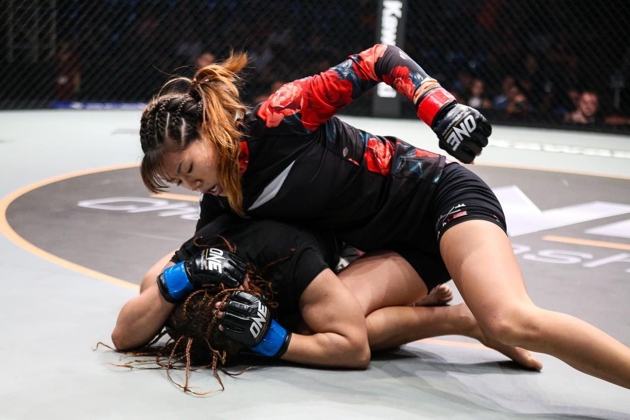 Angela Lee vs Michelle Nicolini - Trận đại chiến khóa siết Angela Lee vs Michelle Nicolini - Trận đại chiến khóa siết